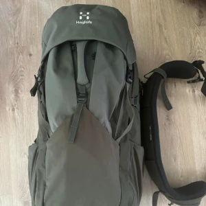 Haglöfs ängd 75 ryggsäck - Haglöfs Ängd 75  Passar bra för äventyr djupt inne i vildmarken. Ängd, som har mängder av funktioner och plats för allt du behöver är Haglöfs mest välutrustade ryggsäck. Smarta förvaringsfunktioner och rymliga fack.  Nypris 3100kr