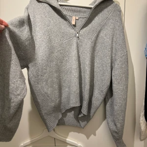 Nelly stickad tröja - Säljer denna superfina stickade tröja. Använd men ändå fin! Tror jag köpte den för 499 