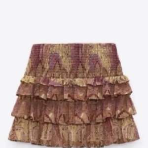 Säljer den här skit snygga zara kjolen då den inte kommer till användning. Den är använd 1 gång och är helt ny🥰 Slutsåld överallt!💕 går ej ner i pris!!