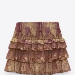 Säljer den här skit snygga zara kjolen då den inte kommer till användning. Den är använd 1 gång och är helt ny🥰 Slutsåld överallt!💕 Köp direkt för 500🙏🏼