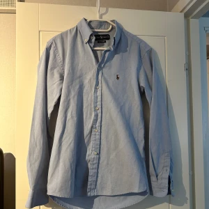 Ralph Lauren skjorta - Snygg Ralph Lauren skjorta. Skick 9/10. Ser helt ny ut. Säljer då den är för stor. Passar någon som är runt 176-180. Skriv gärna om du har funderingar. Priser går att diskutera vid snabb affär🙂