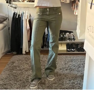 Gröna hm jeans - Helt som nya, använda 2 gånger. Säljer på grund av att jag inte har någon användning för de. 