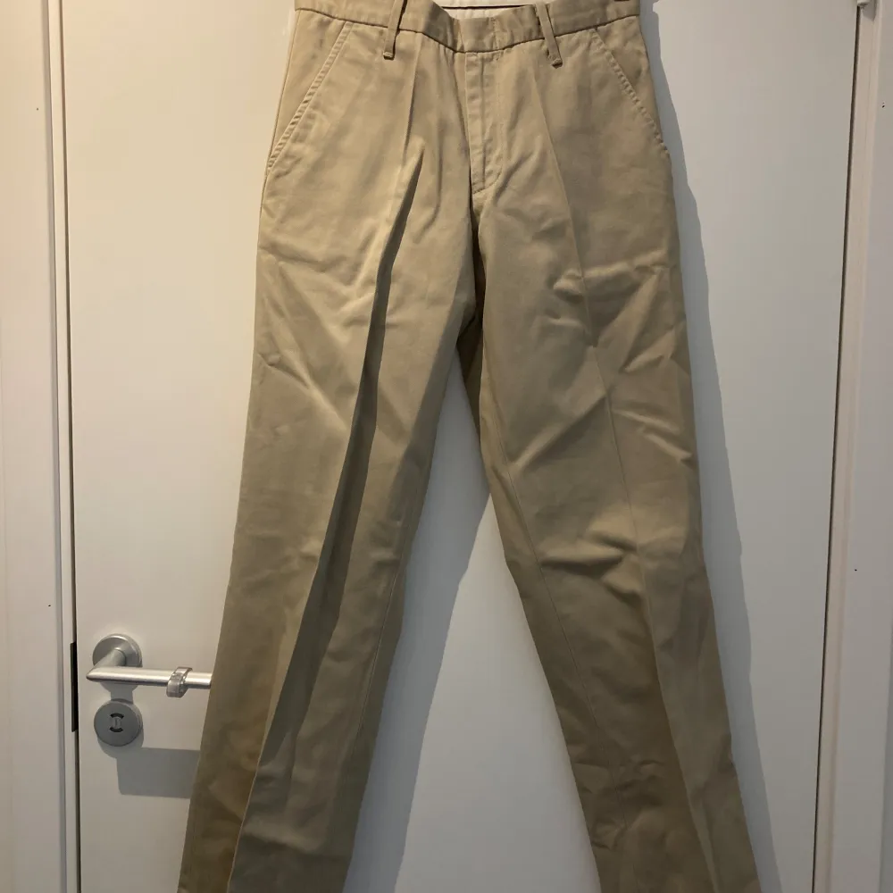 Beige chinos från Levis  Storlek 24. Jeans & Byxor.