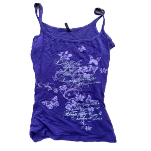 Lila 2000s linne  - Köpt secondhand men väldigt bra skick 🫶 den är ganska tajt 