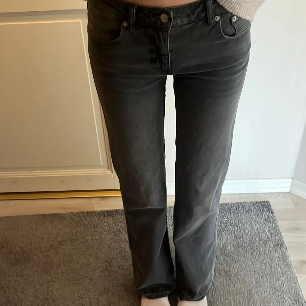 Gråa lågmidjade jeans i nyskick (använt 2 gngr)  Jag är 176 💖. Jeans & Byxor.