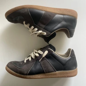 Maison margiela gat army shoe black gum - Säljer mina mm gats. Använda och med viss slitage, men i det stora hela väldigt bra skick. Box och ”skoskydd” medföljer. Meddela vid intresse!