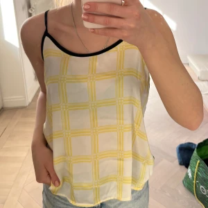 Topp - Ett linne som har två sidor så man kan välja vilken man vill ha fram och bak! Sååå snygg och perfekt till sommaren!! 