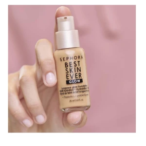 Sephora glow foundation  - Säljer denna helt oanvända foundation från Sephora💗den är endast testad så i nyskick. Nypris 250kr