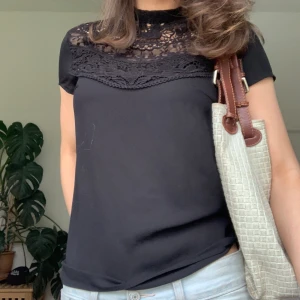 topp med spets  - Svart topp med spets!