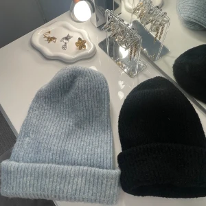 Mössor - Säljer 2 mössor💕