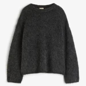 Mohair tröja💕 - Intressekoll på denna super mysiga tröja i mohairmix! Köpt på plick och i mycket fint skick. Meddela gärna om du har några frågor💕