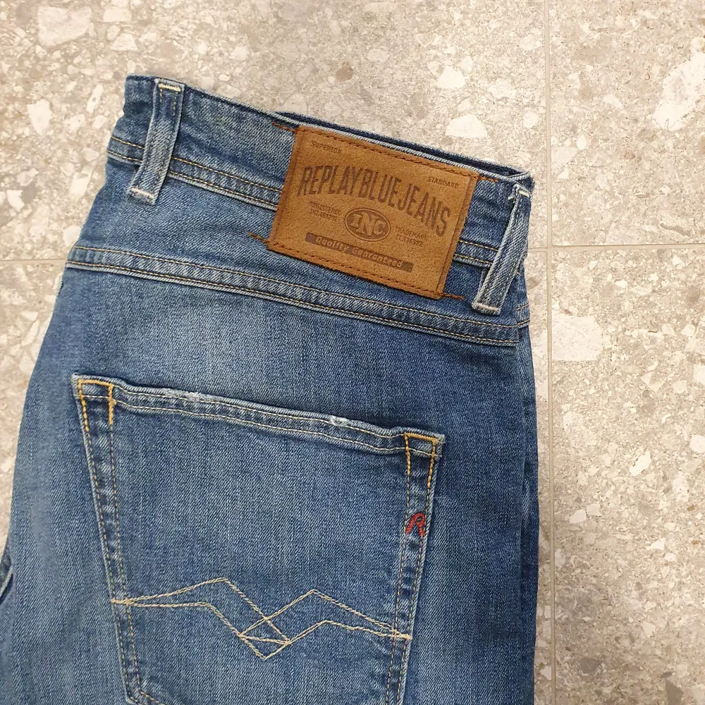 Säljer ett par riktigt feta blåa replay jeans!| inga tecken på användning| modell Grover| storlek 31| hör av dig vid frågor;) (Checka min profil för mer). Jeans & Byxor.