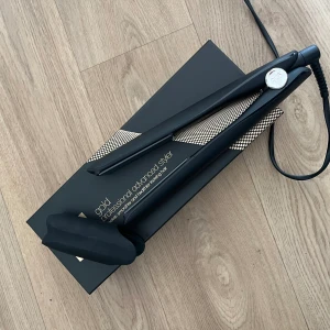 Ghd gold plattång - Säljer min nyköpta ghd plattång från serien gold. Den är använd 2 gånger säljer den då jag inte använder den.😊 Det är en väldigt  bra plattång som kommer komma till nytta!! Nypris är 2499 kr på Boozt.se 💗