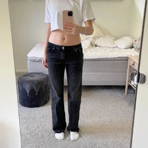Lågmidjade jeans zara - Säljer dessa slutsålda lågmidjade jeans ifrån zara då jag köpte fel storlek och aldrig lämnade tillbaka, de är använda ett par gånger 💞