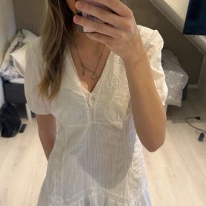 Klänning - Säljer denna super fina klänningen ifrån zara då den bara använts 1 gång. Perfekt nu till skolavslutningen. Den är i superbra skick och är i storlek M💗