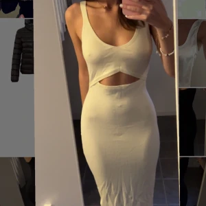 Klänning - Snygg klänning, oanvänd. Skriv för tydligare bilder