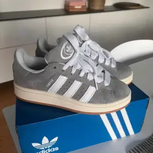 Säljer dessa Adidas skor i storlek 39! Säljs då de tyvvär inte kommit till användning. Vid eventuella frågor eller funderingar kom privat 💓💓