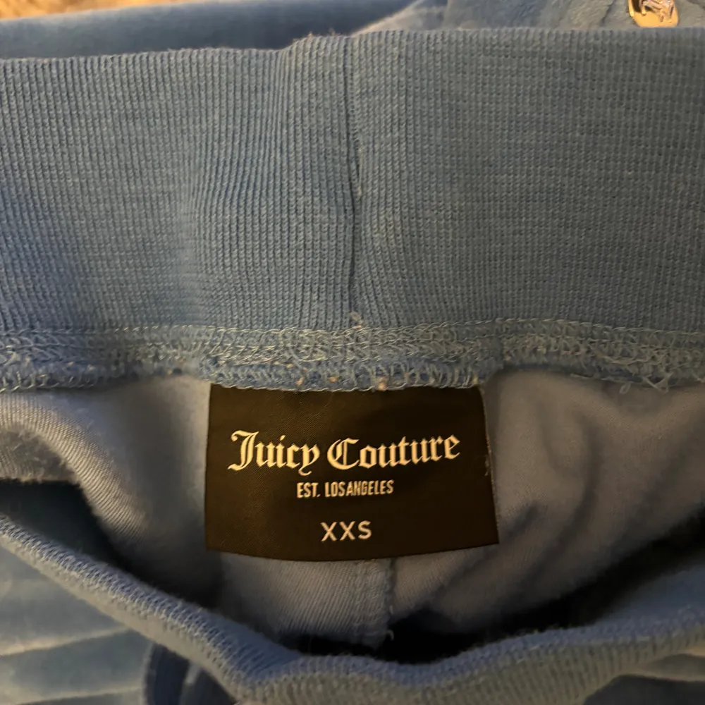 hej! jag säljer mina blåa juicy couture byxor. använt ett fåtal gånger, bra skick!💗 nypris 1199kr men säljer för 750.. Jeans & Byxor.
