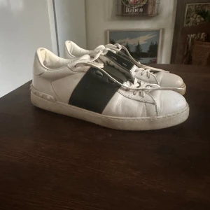 Valentino open sneaker  - Hej säljer mina Valentinos (mörkgrön) då dom inte kommer till användning. Schyssta skor till sommaren, replacement box där av priset  Pris inte hugget i sten  Hör av dig vid frågor