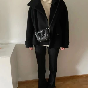 Arket wool blend coat - Säljer min favorit arket kappa som tyvär inte kommer tillanvändning längre, perfekt till höst och vår❤️ BYTER INTE