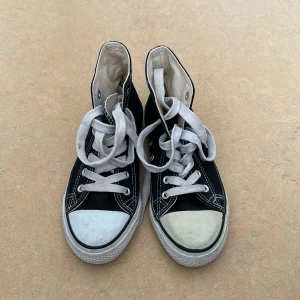 Sneakerssssss - Converse liknande duffy sneakers som är i mycket mycket bra skick så passa på :) 