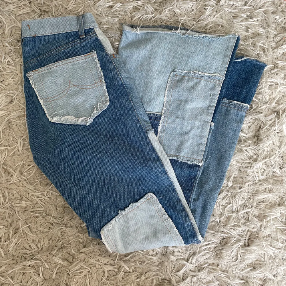 Lågmidjade/mid, fett coola jeans från märket misspois 🔥kommer inte längre till användning 💓 Midjemått 36 cm mätt rakt över  Innerbenslängd 77 cm Står seize 28 men passar mig som har xs . Jeans & Byxor.