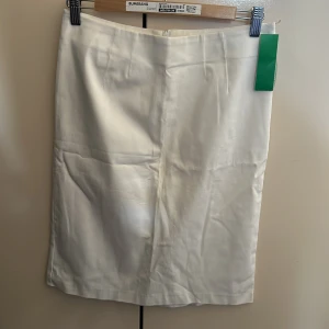 Vit tajt kjol från benetton - Säljer denna vita tajta kjolen från benetton i storlek 40 helt oanvänd 