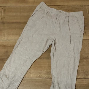 Linnebyxor  - Linnebyxor i storlek M , Snören saknad men funkar ändå 