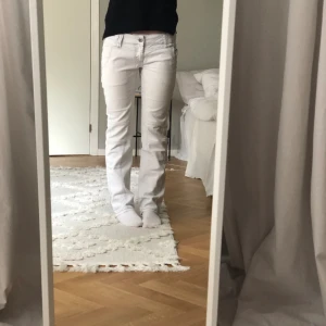 Unika lågmidjade  jeans  - Säljer dessa jättefina jeans då de tyvärr är alldeles för små för mig ( kompis är modell).   Jättefint skick och priset går att diskutera! Skriv om du har några frågor💗 