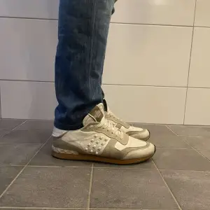 Tja, säljer nu dessa feta valentino rockrunner i stl 40 men sitter som 41. Hör av dig vid frågor eller funderingar!