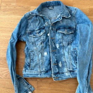 Jeansjacka  - Snygg jeansjacka, sparsamt använd 