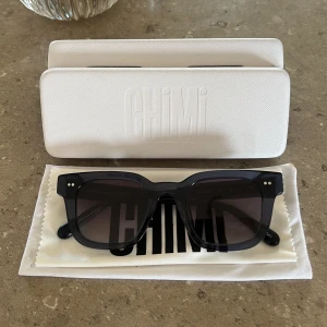 Chimi 04 - Hej! Jag säljer ett par riktigt sköna chimis i klassiska modellen 04 i färgen mörkblå med tonat glas. Dem är sparsamt använda och därmed i bra skick!  Hör av dig vid frågor👊🏼