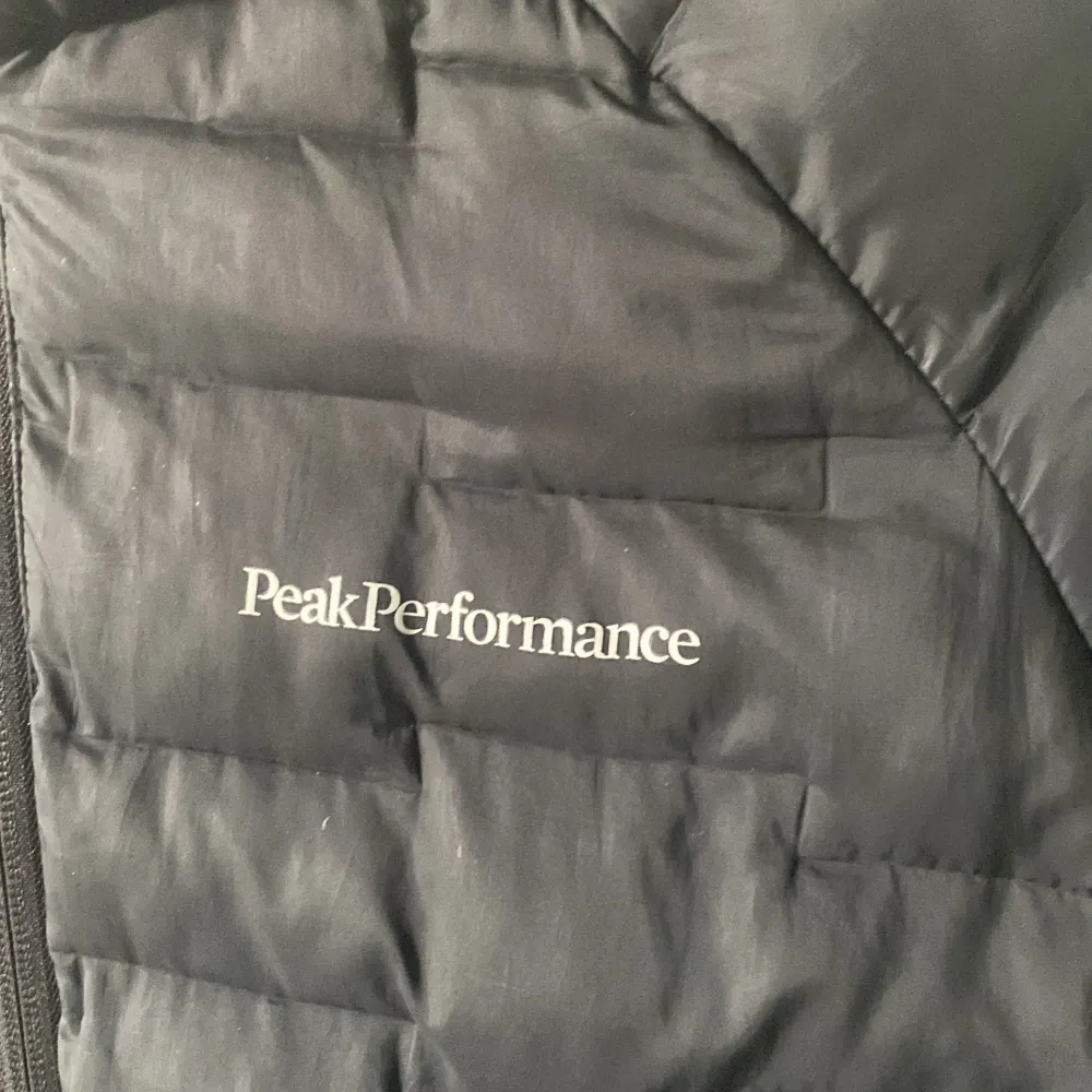 Säljer denna peak Performance jackan som är köpt för 2500 st 160 den är väldigt ny och är använd lite.. Jackor.