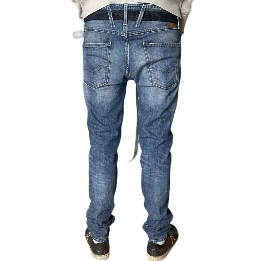 Säljer den populära modellen Anbass av Replay! Jeansen är i strålande skick, 9/10. Passar modellen på bilden perfekt som är 189 och 75 kg! W33/L34. Kontakta oss för fler bilder, frågor eller funderingar!. Jeans & Byxor.