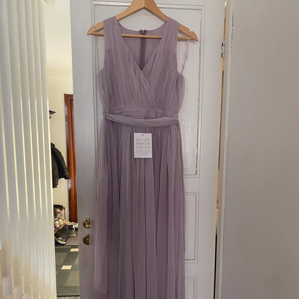Helt ny bal/festklänning i storlek 38! Klänningen är från märket Beauut men är köpt från ASOS. Klänningen är aldrig använd och prislappen är fortfarande på🥰Skriv om du är intresserad☺️. Klänningar.