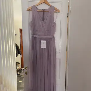 Helt ny bal/festklänning i storlek 38! Klänningen är från märket Beauut men är köpt från ASOS. Klänningen är aldrig använd och prislappen är fortfarande på🥰Skriv om du är intresserad☺️
