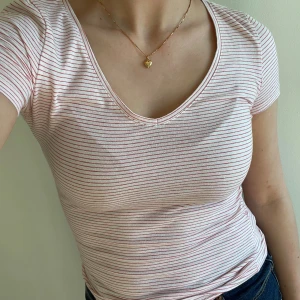 Randig T-shirt - En supersöt och randig t-shirt! T-shirten är från HM och är i storlek XS. 🩷