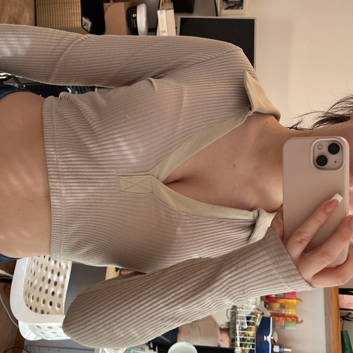 Croppad  v-ringad tröja med krage