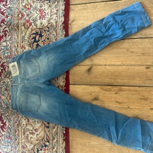 Dolce & Gabbana Lågmidjade jeans - Säljer dessa snygga Lågmidjade jeans från dolce & Gabbana då de är för små för mig!