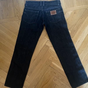 Dolce & Gabbana Jeans - Washed jeans från Dolce & Gabbana, som nya utan några defekter. Snyggaste byxorna jag äger med massa coola detaljer, men behöver sälja då de är för små för mig:(