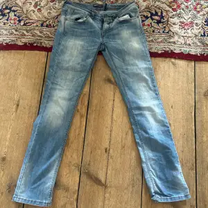 Säljer dessa sjukt snygga Lågmidjade jeans från only!