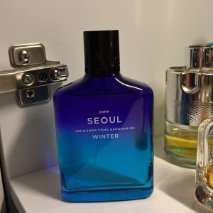 Seoul winter edition - En jättefin doft av zaras linje seoul. Den är mjuk och lite söt samtidigt. Fräsch aroma som är perfekt till jobbet, utekvällarna eller gymmet. Bra kvalite för priset🥰💣