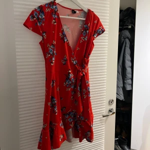 Röd klänning - Söt klänning från H&M. Köpt för några år sen men helt oanvänd, därför väljer vi att sälja den. Finns tyvärr inga bilder på, då den varken passar min syster eller mig. Skriv om ni har frågor 🧡