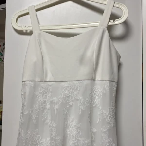 Bröllops klänning  - Jätte fin klänning som användes en gång och inga defekter alls!❤️