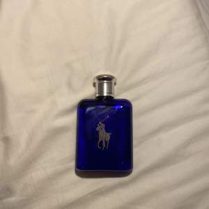 Tja säljer den här Ralph Lauren blue 100ml parfymen för 400. Den har knappast blivit andvänd och luktar gott.