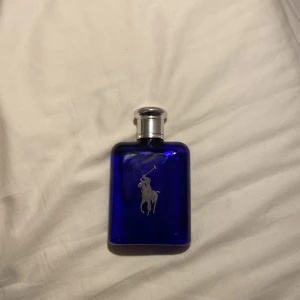 Ralph Lauren blue edt parfym 100ml - Tja säljer den här Ralph Lauren blue 100ml parfymen för 400. Den har knappast blivit andvänd och luktar gott.