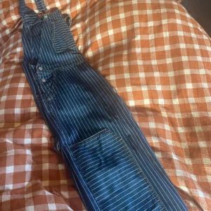 Hängselbyxor strl M - Randiga ej använda hängselbyxor Från monki Storlek M 