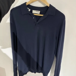  ull piké  - Säljer nu denna snygga  piké i fin ull som är i toppskick och storlek M. Retail 800kr. Mittpris 299kr. Men Bara att höra av er vid frågor. Mvh Liam!