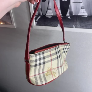 Väska  - Intresse koll!!! På denna jätte söta väska som jag fick i födelsedagspresent några år tillbaka som inte kommer till användning längre🌟⚡️