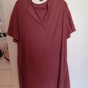 En begangnad men väkdigt fin nattskjorta som jag säljer nu då jag ska göra en egen. Nattskjortan är i en rödrosa färg, den har knappar framtill och korta ärmar❤️det finns katter i hemmet